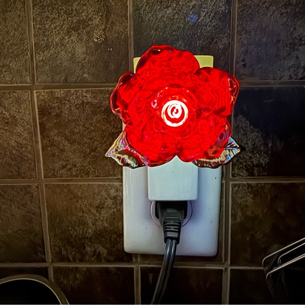 🌹Bath & Body Works Red Rose NightLight Wallflower Plug - Picture 2 of 6